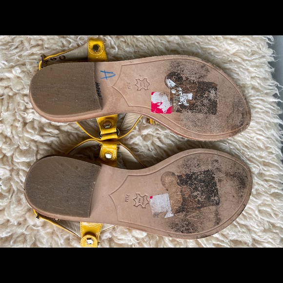 Size 7.5 yellow patent sandals by Joan and David - Picture 6 of 7
